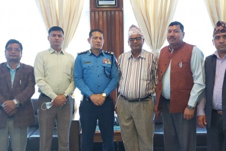 कांग्रेस बाँकेले भेट्यो प्रहरी महानिरीक्षक सिंहलाई